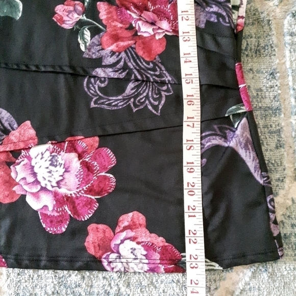 2/$35 SALE LAURA Petite Black Floral Top with Side Pleating. Size M EUC. - Picture 6 of 9